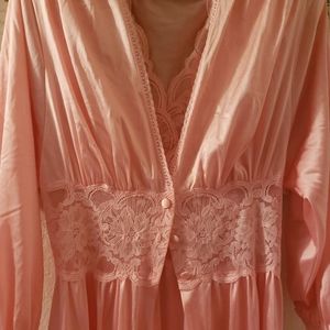 VANITY FAIR PEACH COLORED NIGHTGOWN AND ROBE